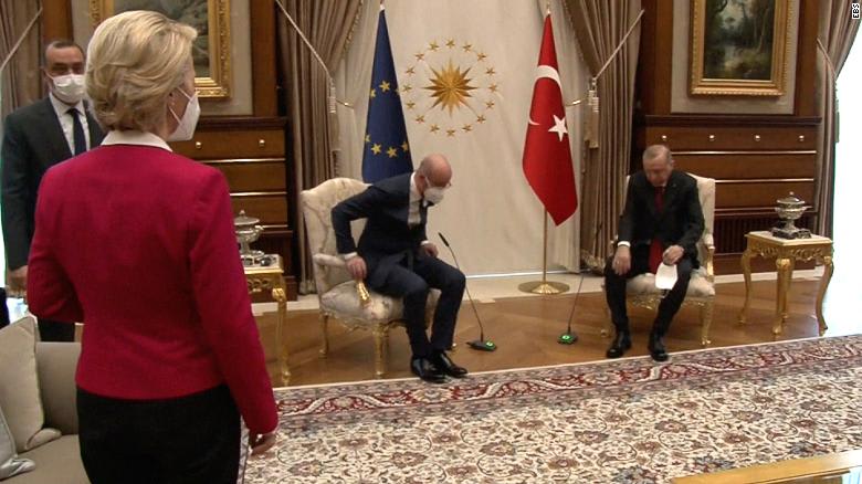 جلس الرجال وتركوها واقفة.. موقف محرج لرئيسة المفوضية الأوروبية في وجود أردوغان