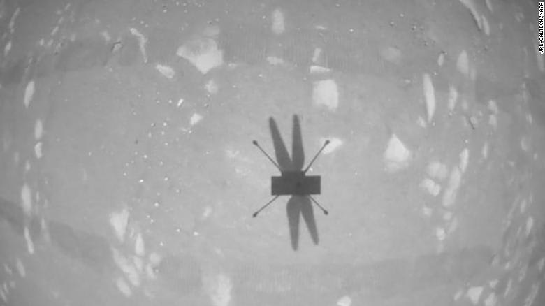 مروحية ناسا ترسل أول صورة من الرحلة الثانية على سطح المريخ