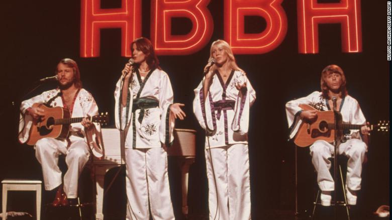 حفل فني لفرقة أبا - ABBA السويدية عام 1975