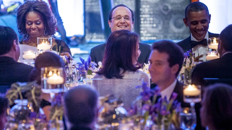 فستان ميشيل الأزرق يخلب الأنظار بعشاء "الكافيار" في البيت الأبيض فستان ميشيل الأزرق يخلب الأنظار بعشاء "الكافيار" في البيت الأبيض