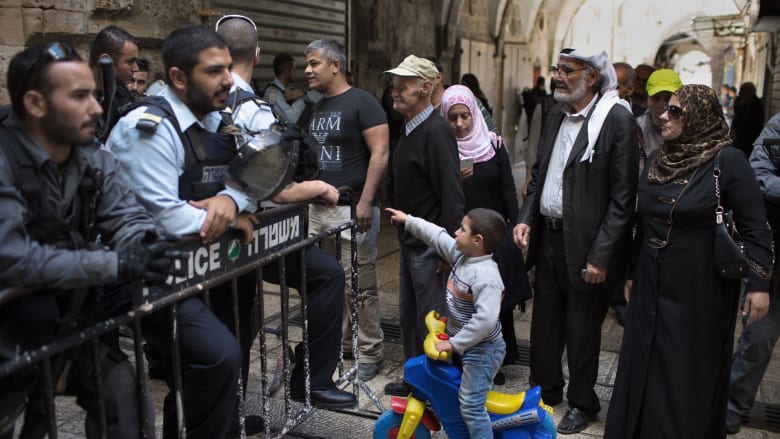 القوات الإسرائيلية منعت المصلين من الدخول إلى المسجد الأقصى في القدس الخميس. القوات الإسرائيلية منعت المصلين من الدخول إلى المسجد الأقصى في القدس الخميس.