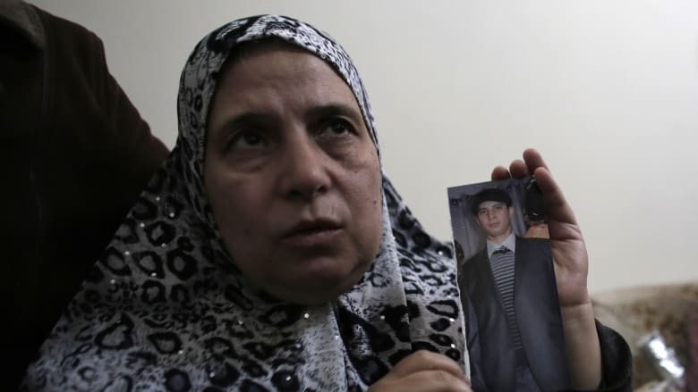 والدة الشاب الفلسطيني معتز حجازي تحمل صورته بعد مقتله صباح الخميس في مواجهات مع الجيش الإسرائيلي بالقدس. والدة الشاب الفلسطيني معتز حجازي تحمل صورته بعد مقتله صباح الخميس في مواجهات مع الجيش الإسرائيلي بالقدس.