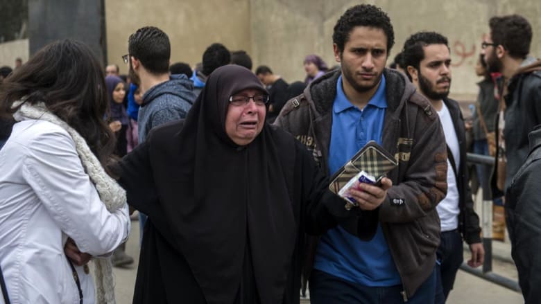 بالصور.. ردة فعل أقارب وأصدقاء الناشط المصري علاء عبدالفتاح بعد حكم سجنه بالصور.. ردة فعل أقارب وأصدقاء الناشط المصري علاء عبدالفتاح بعد حكم سجنه