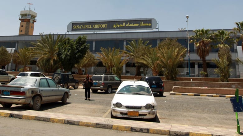بالصور.. الآلاف يبحثون عن مفر تحت وطأة القصف عبر مطار صنعاء بالصور.. الآلاف يبحثون عن مفر تحت وطأة القصف عبر مطار صنعاء