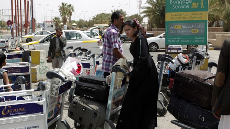 بالصور.. الآلاف يبحثون عن مفر تحت وطأة القصف عبر مطار صنعاء بالصور.. الآلاف يبحثون عن مفر تحت وطأة القصف عبر مطار صنعاء