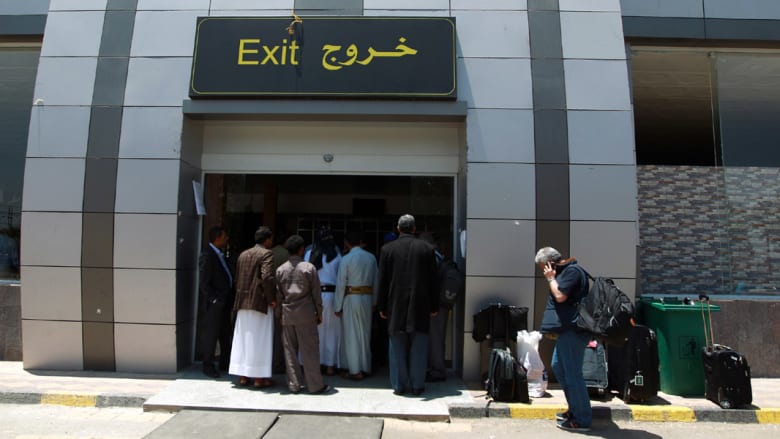 بالصور.. الآلاف يبحثون عن مفر تحت وطأة القصف عبر مطار صنعاء بالصور.. الآلاف يبحثون عن مفر تحت وطأة القصف عبر مطار صنعاء