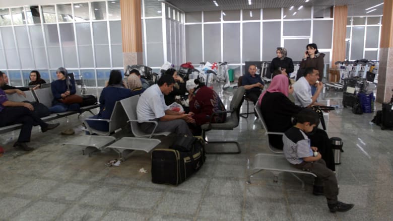 بالصور.. الآلاف يبحثون عن مفر تحت وطأة القصف عبر مطار صنعاء بالصور.. الآلاف يبحثون عن مفر تحت وطأة القصف عبر مطار صنعاء