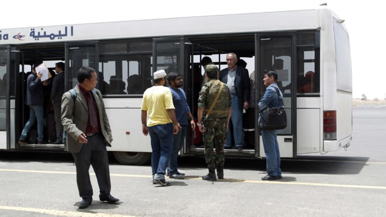 بالصور.. الآلاف يبحثون عن مفر تحت وطأة القصف عبر مطار صنعاء بالصور.. الآلاف يبحثون عن مفر تحت وطأة القصف عبر مطار صنعاء