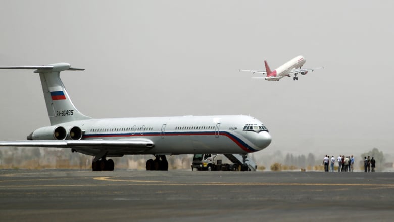 بالصور.. الآلاف يبحثون عن مفر تحت وطأة القصف عبر مطار صنعاء بالصور.. الآلاف يبحثون عن مفر تحت وطأة القصف عبر مطار صنعاء