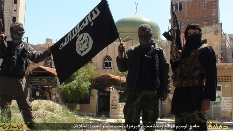 بالصور.. داعش ينشر لقطات لعناصره من داخل مخيم اليرموك دون 10 كيلومترات عن دمشق بالصور.. داعش ينشر لقطات لعناصره من داخل مخيم اليرموك دون 10 كيلومترات عن دمشق