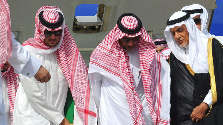 بالصور.. من مراسم تشييع الأمير سعود الفيصل في السعودية بالصور.. من مراسم تشييع الأمير سعود الفيصل في السعودية