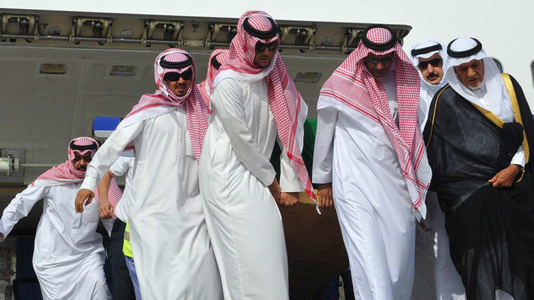 بالصور.. من مراسم تشييع الأمير سعود الفيصل في السعودية بالصور.. من مراسم تشييع الأمير سعود الفيصل في السعودية