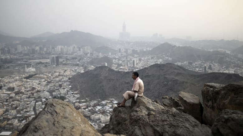 حاج مسلم ينظر إلى مكة المكرمة من أعلى جبل النور حاج مسلم ينظر إلى مكة المكرمة من أعلى جبل النور
