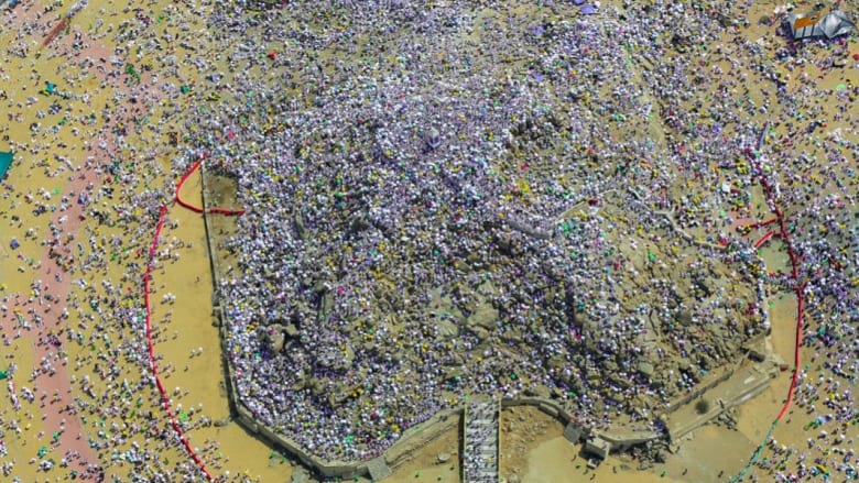 بيوم عرفة وعشية عيد الأضحى.. شاهد الحجاج على جبل عرفات بيوم عرفة وعشية عيد الأضحى.. شاهد الحجاج على جبل عرفات