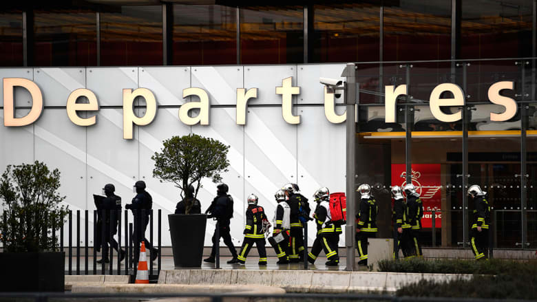 بالصور.. الأحداث الأمنية الجارية حول مطار أورلي بباريس بالصور.. الأحداث الأمنية الجارية حول مطار أورلي بباريس