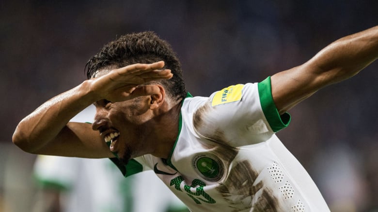 أغرب الصور من مباريات المنتخبات العربية في تصفيات المونديال أغرب الصور من مباريات المنتخبات العربية في تصفيات المونديال