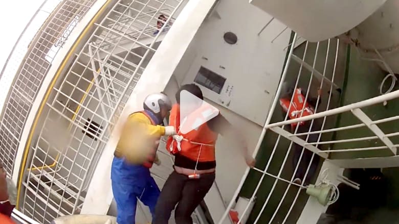 انتشال ناجين من السفينة الغارقة بكوريا الجنوبية انتشال ناجين من السفينة الغارقة بكوريا الجنوبية