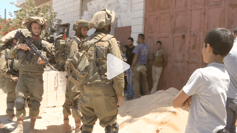 القوات الإسرائيلية تمشط بيوت الفلسطينيين بحثا عن الشبان المفقودين القوات الإسرائيلية تمشط بيوت الفلسطينيين بحثا عن الشبان المفقودين