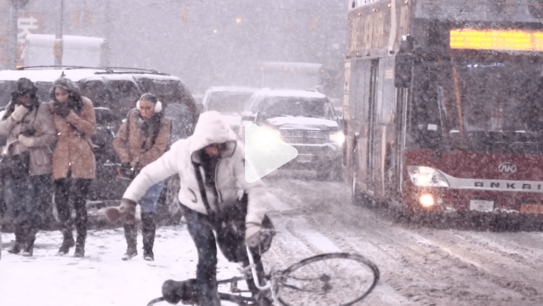 شاهد عاصفة نيويورك الثلجية بصور بطيئة الحركة شاهد عاصفة نيويورك الثلجية بصور بطيئة الحركة