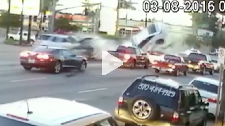 بالفيديو: مشهد اصطدام عنيف يؤدي إلى قذف سيارة بالهواء بالفيديو: مشهد اصطدام عنيف يؤدي إلى قذف سيارة بالهواء