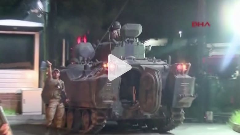 شاهد.. دبابات وقوات عسكرية تغلق جسرين وشوارع رئيسية في إسطنبول شاهد.. دبابات وقوات عسكرية تغلق جسرين وشوارع رئيسية في إسطنبول