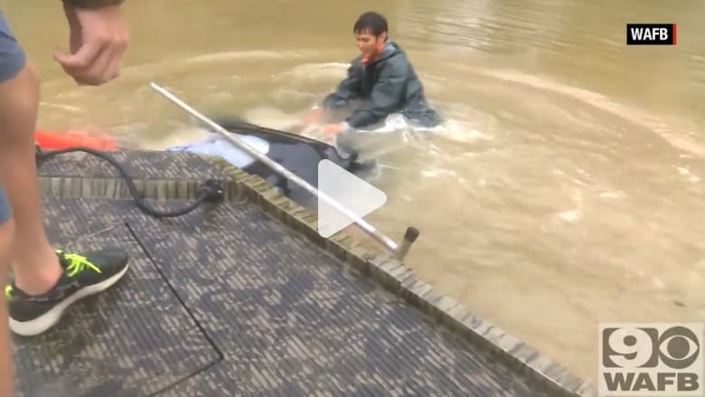 شاهد إنقاذ سيدة من سيارة غارقة في فيضانات لويزيانا شاهد إنقاذ سيدة من سيارة غارقة في فيضانات لويزيانا