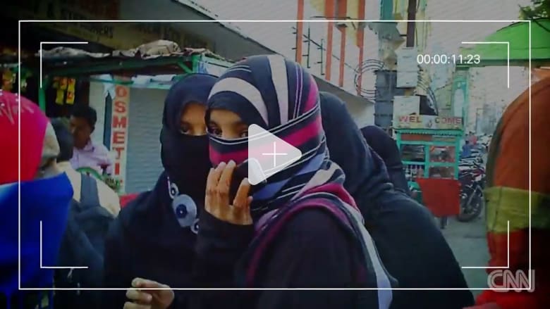 نساء في مهمة سرية للقبض على بائعي القاصرات.. والزبائن أغلبهم عرب نساء في مهمة سرية للقبض على بائعي القاصرات.. والزبائن أغلبهم عرب
