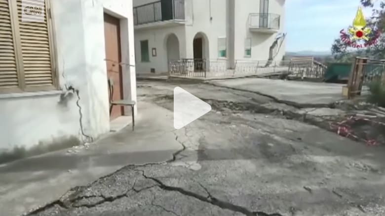شاهد.. انهيار أرضي يمزق بلدة إيطالية.. ومواقع المنازل تتغير بأكثر من 10 أمتار شاهد.. انهيار أرضي يمزق بلدة إيطالية.. ومواقع المنازل تتغير بأكثر من 10 أمتار