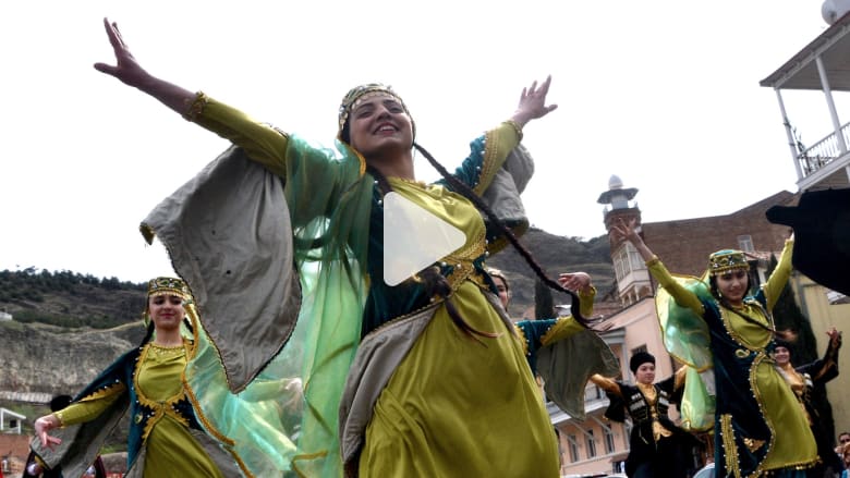 عيد النوروز في أذربيجان رقص وألوان و أول يوم ربيع Cnn Arabic