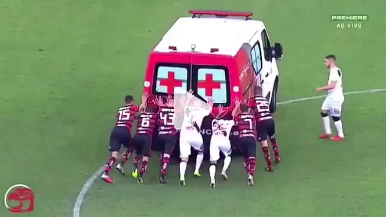 لاعبون “ينقذون” سيارة إسعاف حاولت نجدة زميلهم المصاب لاعبون “ينقذون” سيارة إسعاف حاولت نجدة زميلهم المصاب