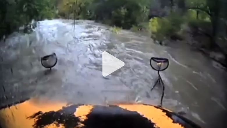 سائق حافلة مدرسية يغامر ويخوض في مياه فيضان سائق حافلة مدرسية يغامر ويخوض في مياه فيضان