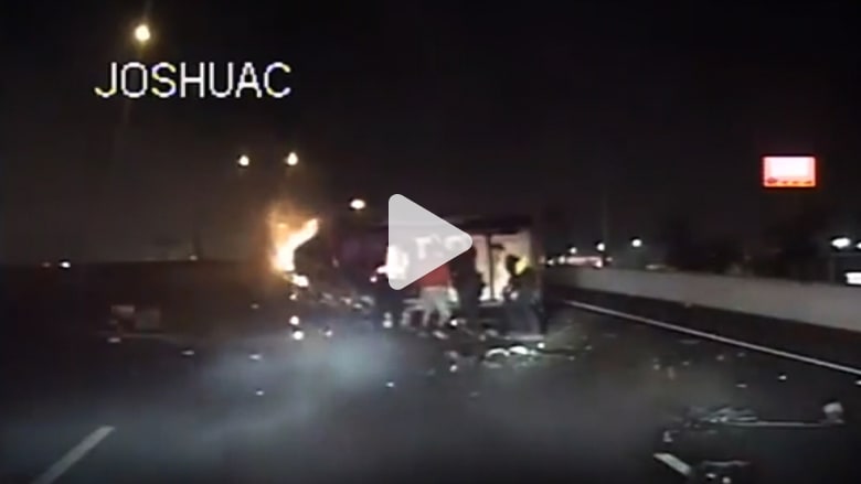 أشخاص يتسابقون لمساعدة رجل عالق في سيارة تحترق أشخاص يتسابقون لمساعدة رجل عالق في سيارة تحترق