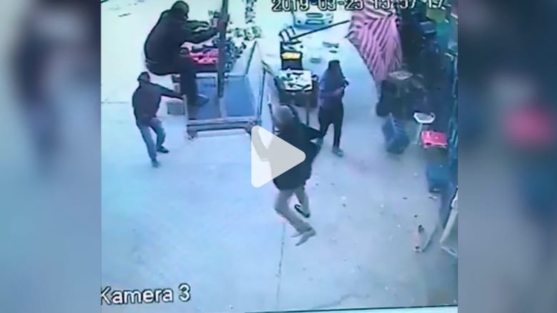 شاهد.. رياح شديدة ترفع رجلا في الهواء في تركيا شاهد.. رياح شديدة ترفع رجلا في الهواء في تركيا