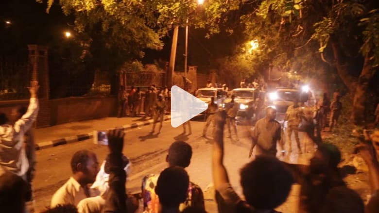 اللحظات الأولى بعد أنباء عن قمع محتجين بـ"البلدوزر" بالسودان اللحظات الأولى بعد أنباء عن قمع محتجين بـ"البلدوزر" بالسودان