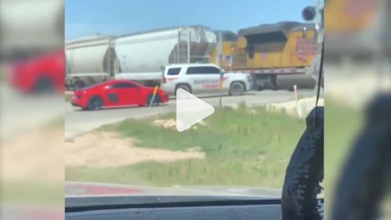 شاهد.. قطار يسحق سيارة شرطة أمريكية تجاوزت الإشارة الحمراء شاهد.. قطار يسحق سيارة شرطة أمريكية تجاوزت الإشارة الحمراء