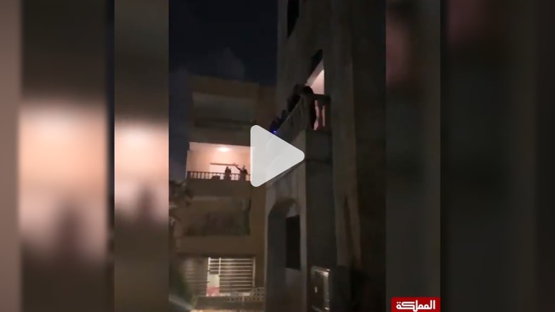 مواطنون أردنيون في الحجر الصحي.. يحييون الكوادر الطبية والجيش من شرفات منازلهم مواطنون أردنيون في الحجر الصحي.. يحييون الكوادر الطبية والجيش من شرفات منازلهم