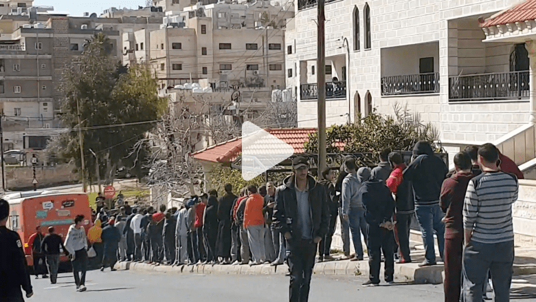 الأردن.. تهافت كبير على توزيع الخبز في رابع أيام حظر التجول الأردن.. تهافت كبير على توزيع الخبز في رابع أيام حظر التجول