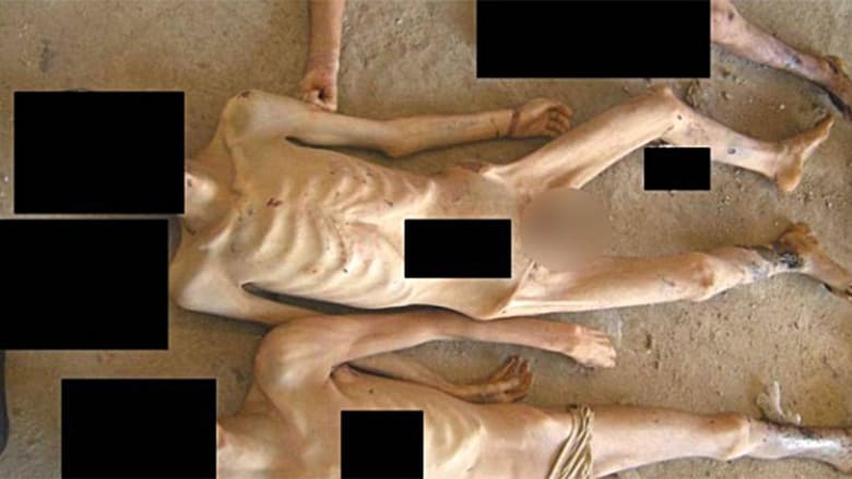 صورة تظهر مزيدا من الجثث الهزيلة، يزعم أنهم قتلوا في السجون السورية صورة تظهر مزيدا من الجثث الهزيلة، يزعم أنهم قتلوا في السجون السورية