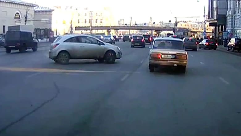 سائق يتفادى بأعجوبة تصادما مريعا