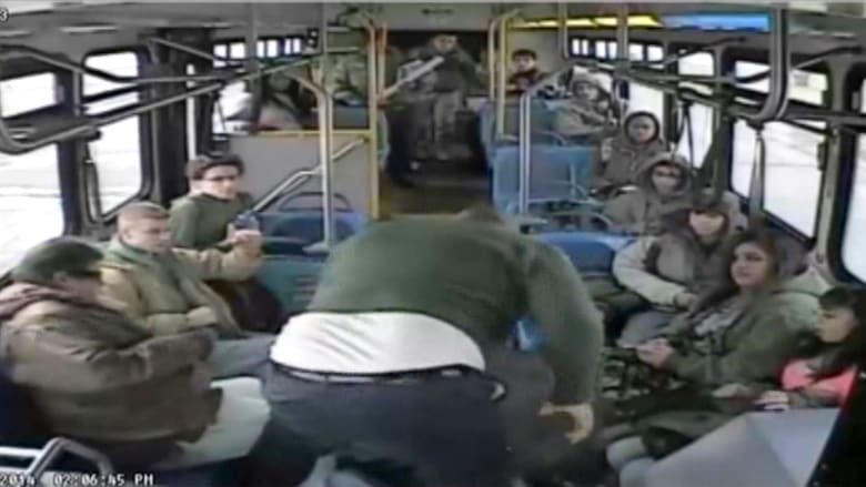 شجار عنيف داخل حافلة متحركة