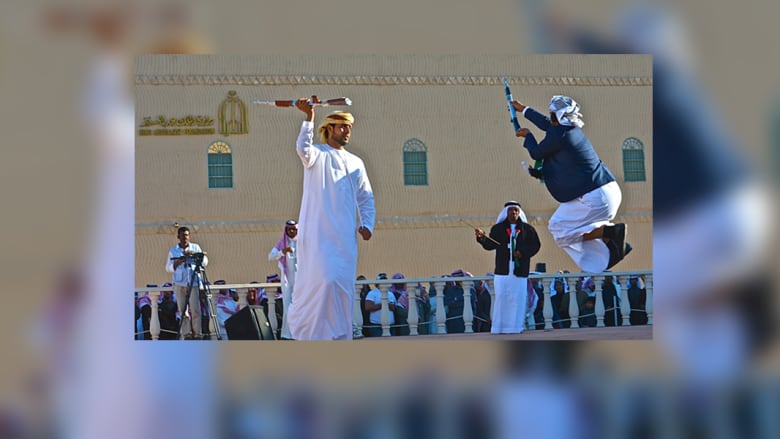 الإمارات بمهرجان الجنادرية .. صقور وعروض مختلفة تعكس حياة البداوة الإمارات بمهرجان الجنادرية .. صقور وعروض مختلفة تعكس حياة البداوة