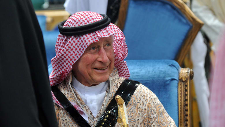 الأمير تشارلز بعد وصوله للمشاركة في مهرجان الجنادرية بالسعودية الأمير تشارلز بعد وصوله للمشاركة في مهرجان الجنادرية بالسعودية