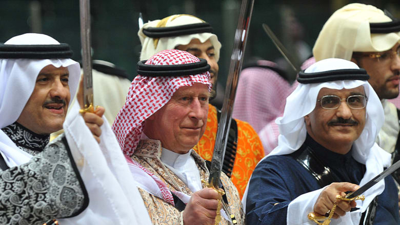 ولي العهد البريطاني يرقص مع وزير السياحة السعودي ولي العهد البريطاني يرقص مع وزير السياحة السعودي