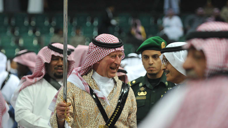 الامير تشارلز يرتدي الزي السعودي التقليدي وهو يرقص حاملا السيف الامير تشارلز يرتدي الزي السعودي التقليدي وهو يرقص حاملا السيف
