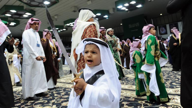 طفل يرقص الرقصة السعودية التقليدية طفل يرقص الرقصة السعودية التقليدية