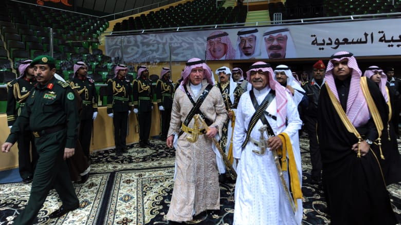 الأمير مقرن بن عبدالعزيز آل سعود برفقة الأمير تشارلز الأمير مقرن بن عبدالعزيز آل سعود برفقة الأمير تشارلز