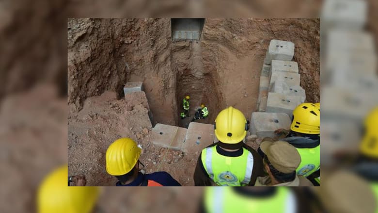 محاولات إنقاذ الطفلة لمى.. بالصور محاولات إنقاذ الطفلة لمى.. بالصور
