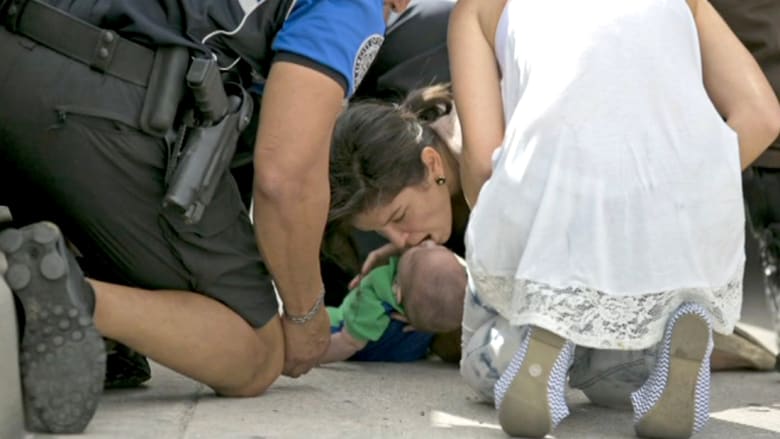 إنقاذ طفل توقف تنفسه وسط شارع مزدحم 