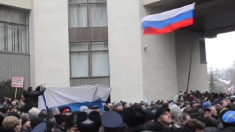 بالفيديو.. العلم الروسي يرفرف أمام برلمان القرم بأوكرانيا