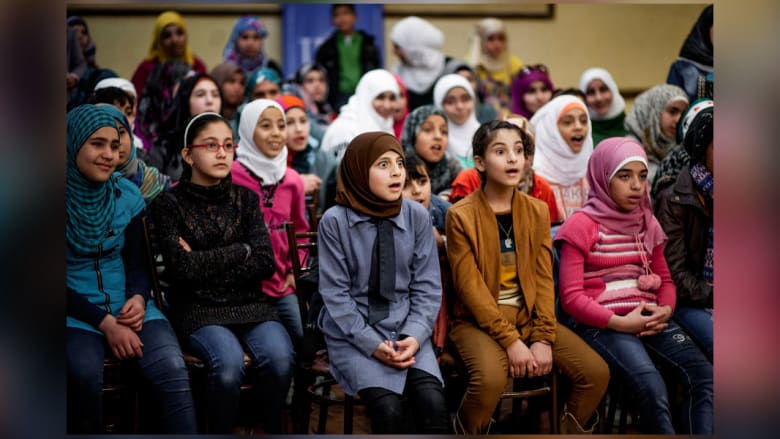 "مهرجون بلا حدود" يعيدون البسمة لأطفال سوريا اللاجئين "مهرجون بلا حدود" يعيدون البسمة لأطفال سوريا اللاجئين